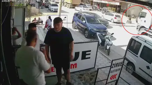 Hatay'da Hafriyat Kamyonunun Altında Kalmaktan Son Anda Kurtuldu