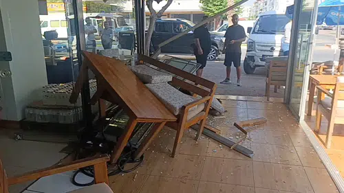 Manavgat'ta Minibüs Kafeye Daldı: Saniyelerle Kurtuldu