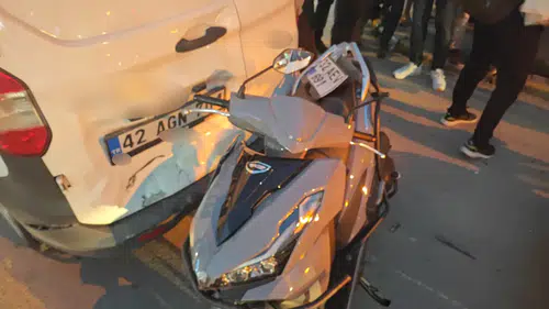 Isparta'da Zincirleme Kaza: İki Otomobil Arasında Sıkışan Motosiklet Sürücüsü Yaralandı