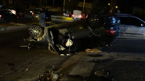 Muratpaşa Gazi Bulvarı'nda Otomobil Takla Attı: Motoru Fırlayan Araçta 2 Yaralı