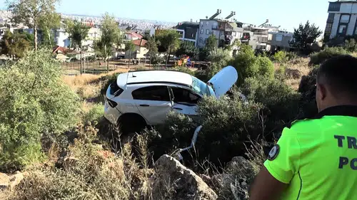 Kepez'de 30 Metrelik Uçuruma Yuvarlanan Araç 5 Takla Attı