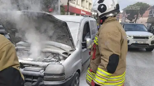 Yayladağı'nda Hafif Ticari Araçta Çıkan Yangın Söndürüldü