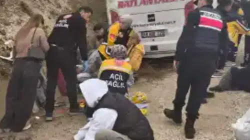 Korkuteli'nde Yolcu Midibüsü Kazası: 9 Yaralı Hastaneye Kaldırıldı
