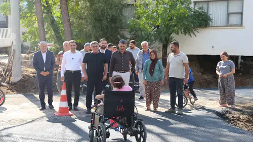 16 Yaşındaki Hatice İstedi: Tekerlekli Sandalye İçin Asfalt Yapıldı