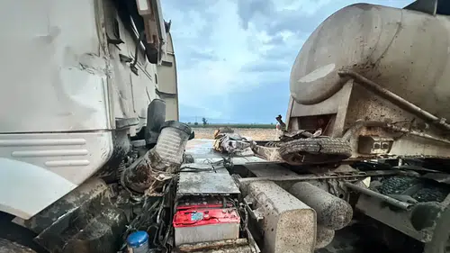 TIR'ın Üzerinden Uçan Otomobil Alev Aldı: Sürücü Son Anda Kurtuldu