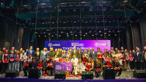 Tiyatro Türkiye Finali Antalya'da: 10 Bin Kişilik Salon Doldu Taştı