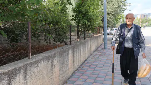 86 Yaşındaki Bayram Dede Her Gün 8 Kilometre Yürüyerek Dinç Kalıyor