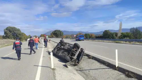 Burdur'un Gölhisar İlçesinde İki Otomobil Çarpıştı, 2 Kişi Yaralandı