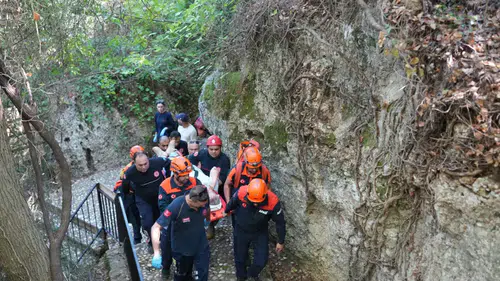 Turist Kurşunlu Şelalesi’nde 6 Metrelik Yamaçtan Düştü