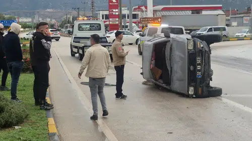 Eğirdir'de Kontrolden Çıkan Kamyonet Yan Yattı: Yara Almadan Atlattı