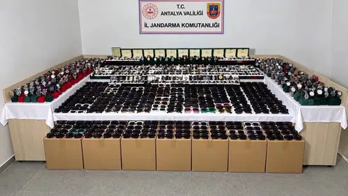 Antalya'da Kaçakçılık Operasyonu: Milyonluk Gözlük ve Saat Ele Geçirildi