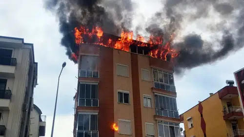 Muratpaşa'da Dubleks Çatı Katı Alev Alev Yandı: Kiracı İddiası