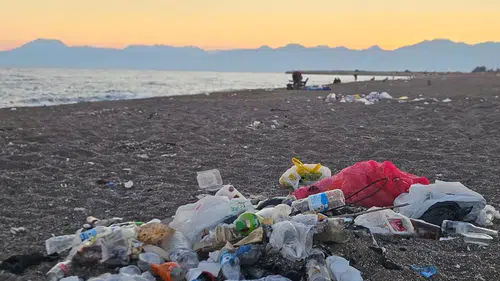Koruma Altındaki Sahil Yine Çöplüğe Döndü