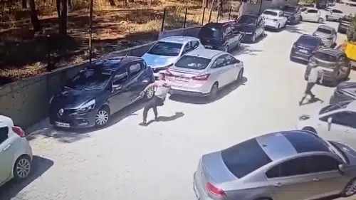 El Freni Unutulan Otomobili Güvenlikçiler Durdurdu