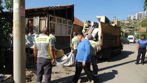 Kepez'de Çöp Evde Yaşayan Yaşlı Kadına Umut Eli Uzatıldı!