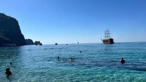 Alanya'da Deniz Suyu 25 Derece: Kleopatra Plajı'nda Ekim Sonu Yoğunluğu