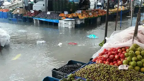 Alanya Mahmutlar'da Sağanak Yağış Cumartesi Pazarı'nı Göle Çevirdi