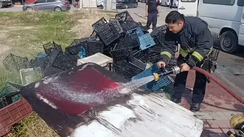 Manavgat'ta Yanan Kamyonetten Çıkan Türk Bayrağına İtfaiyeciden Vefa