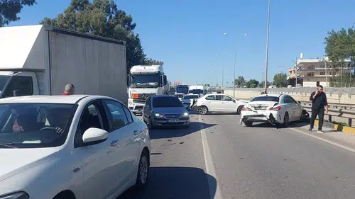 Serik D-400'de Zincirleme Kaza: Savrulan Araçlar Demir Bariyerlere Çarptı