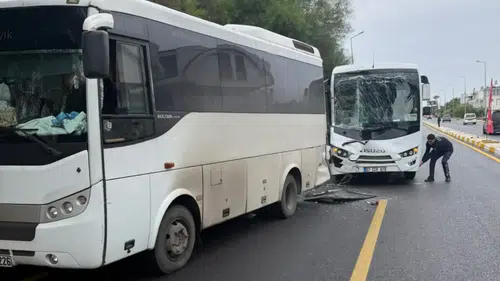 Serik Boğazkent Caddesi'nde Tur Midibüsü Arızalı Araca Çarptı