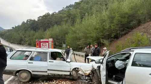 Adana'da İki Otomobilin Çarpıştığı Kazada 1 Ölü, 2 Yaralı
