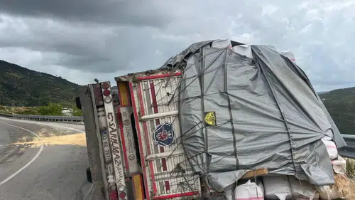 Konya-Antalya Kara Yolunda Saman Yüklü TIR Devrildi