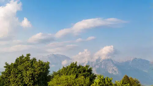 Antalya'da Güneşli Gökyüzü Yerini Şimşeklere Bırakıyor