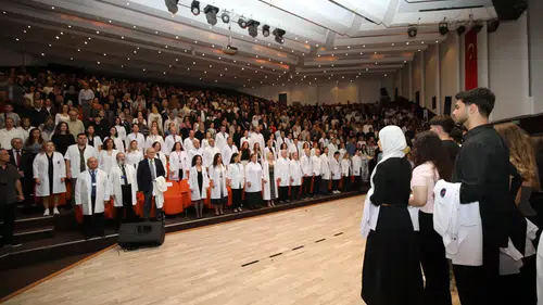 Akdeniz Üniversitesi'nde 330 Tıp Öğrencisi Beyaz Önlük Giydi