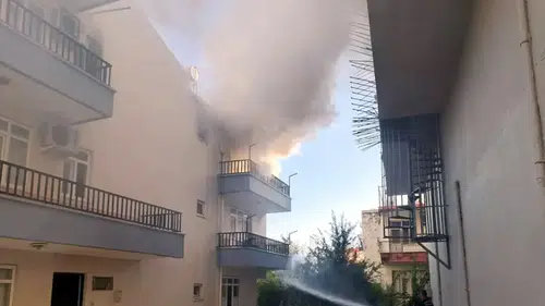 Antalya'da Korkutan Yangın: Mahsur Kalan Kediyi Kiracı Kurtardı