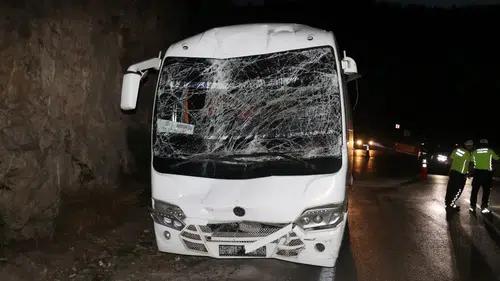 Konyaaltı'nda Servis Araçları Çarpıştı: Zincirleme Kazada 10 Yaralı