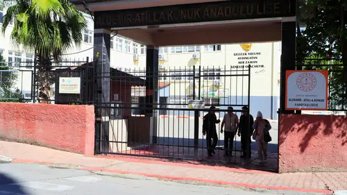 Muratpaşa'da KPSS Bitti, Kapılar Üzerine Kilitlendi! İtfaiye Kurtardı