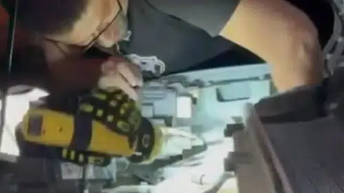 Hatay'da Motor Kısmına Sıkışan Yavru Kedi Annesine Kavuştu!