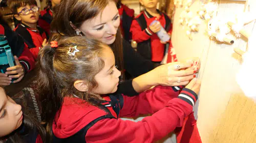 Isparta'da Ziyaretçilerin Elinden Türk Bayrağı Halısı