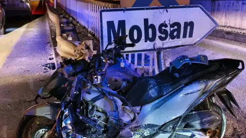 Hatay'da Motosiklet Bariyerlere Çarptı: 2 Kişi Yaralandı