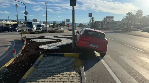 Serik Sanayi Kavşağı'nda Otomobiller Çarpıştı: 1 Yaralı