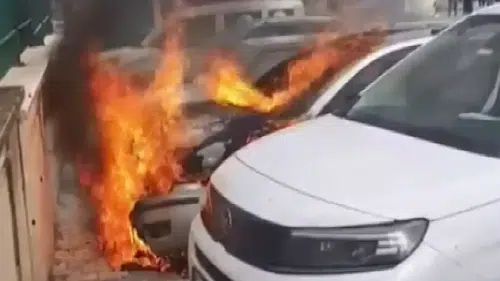Hatay'da Hastane Otoparkında Otomobil Yangını: Panik Anları Kamerada