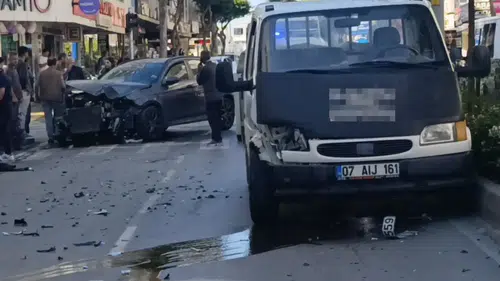 Manavgat'ta Kırmızı Işık İhlali Yapan Kamyonet Otomobile Çarptı: 2 Yaralı
