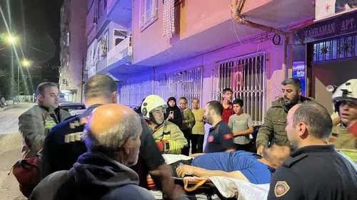 Hatay'da Dumanların Sardığı Evdeki Yatalak Hasta Sedyeyle Kurtarıldı!