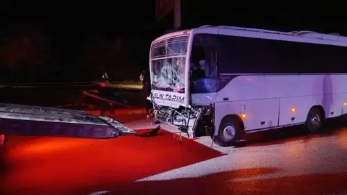 Isparta'da Tarım İşçilerini Taşıyan Midibüs Tırla Çarpıştı: 17 Yaralı