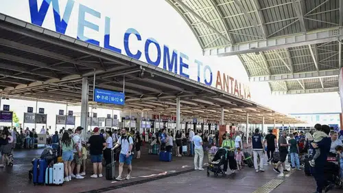 DHMİ Yaz Bilançosunu Açıkladı! Antalya Havalimanı Yolcu Sayısında Ege'yi Solladı