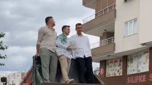 İnşaat Mühendisi Damattan Sürpriz: Gelin Evine Vinçle Girdi