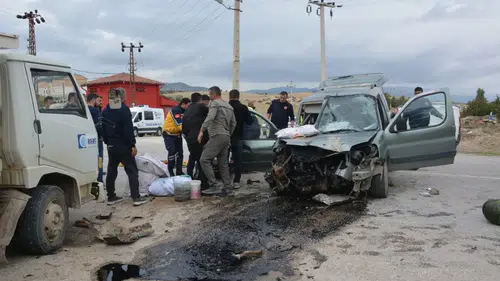 Korkuteli-Tefenni 2 Kamyonet Çarpıştı! Sürücü Ehliyetsiz Çıktı: 1 Ölü, 2 Yaralı