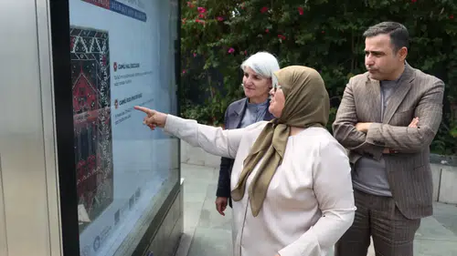 800 Yıllık Döşemealtı Halıları Cumhuriyet Meydanı’nda: Usta Taş Sergide Çağrı Yaptı