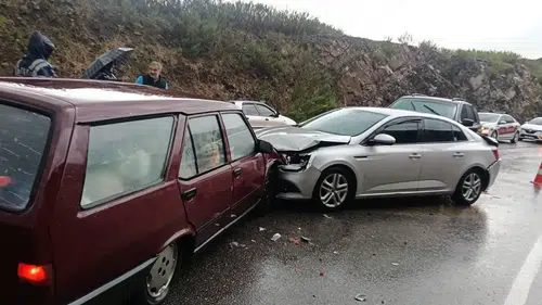 Manavgat'ta Karşı Şeride Geçen Otomobil 2 Araca Çarptı: 3 Yaralı