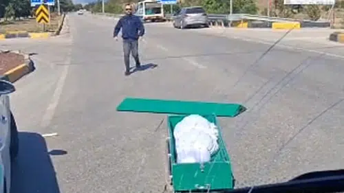 Isparta'da Akılalmaz Olay! Hareket Halindeki Cenaze Aracından Tabut Düştü