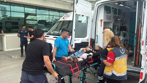 Tarsus'ta Zincirleme Kaza: Minibüs ile 2 Tır Çarpıştı, 11 Yaralı