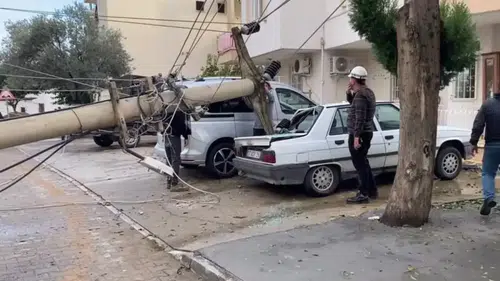Gazipaşa'da Altyapı Faciası: Direk Otomobilin Üzerine Düştü