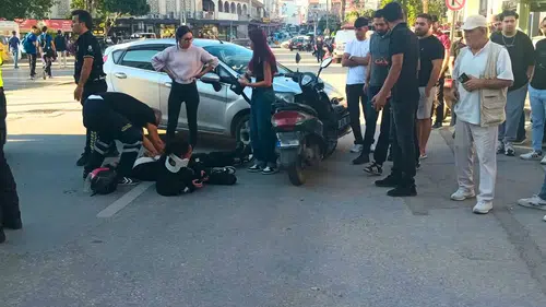 Serik'te Otomobil ile Motosiklet Çarpıştı: Savrulan 2 Genç Yaralandı