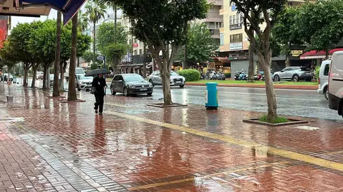 Meteoroloji Uyarmıştı: Alanya'da Sağanak Yağış Etkili Oldu