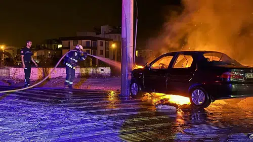 Serik'te Önce Araca Sonra Elektrik Direğine Çarpıp Alev Aldı: 2 Yaralı